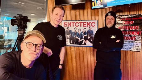 Marco Seiffert zusammen mit Peter Baumann (li.) und Torsten Scholz (re.) von den Beatsteaks im Studio © radioeins/Chris Melzer