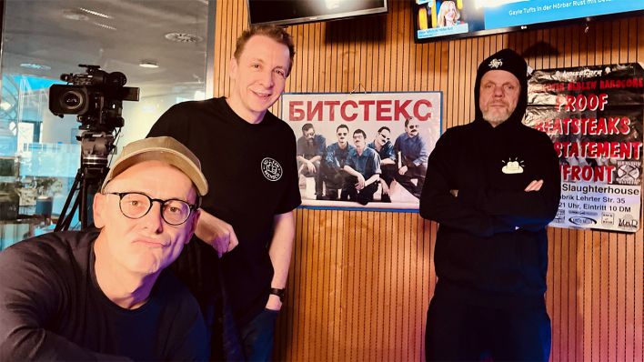 Marco Seiffert zusammen mit Peter Baumann (li.) und Torsten Scholz (re.) von den Beatsteaks im Studio © radioeins/Chris Melzer