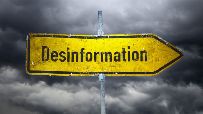 Fotomontage: Wegweiser mit Aufschrift "Desinformation" © picture alliance / CHROMORANGE | Christian Ohde
