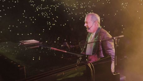 Seine Krankheit hält ihn nicht ab, auf einer der größten OpenAir-Bühnen Deutschlands zu stehen: Kabarettist Rainald Grebe © ZDF/Filmbergwerk, Bärbel Bielek