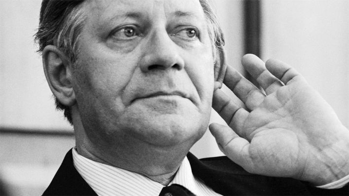 Helmut Schmidt ist ganz Ohr © picture alliance / Ulrich Baumgarten | Ulrich Baumgarten