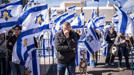Menschen trauern am 20.02.2025 auf dem Geiselplatz in Tel Aviv, nachdem die Terrororganisation Hamas die Leichen von vier israelischen Geiseln, darunter eine Mutter und ihre beiden Kinder, dem Roten Kreuz in Chan Junis im südlichen Gazastreifen übergeben haben © dpa/Ilia Yefimovich