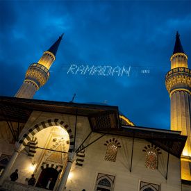 „Ramadan“ als Leuchtschrift an der Sehitlik-Moschee in Neukölln © picture alliance/dpa | Fabian Sommer