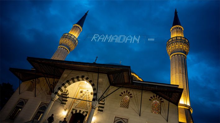 „Ramadan“ als Leuchtschrift an der Sehitlik-Moschee in Neukölln © picture alliance/dpa | Fabian Sommer