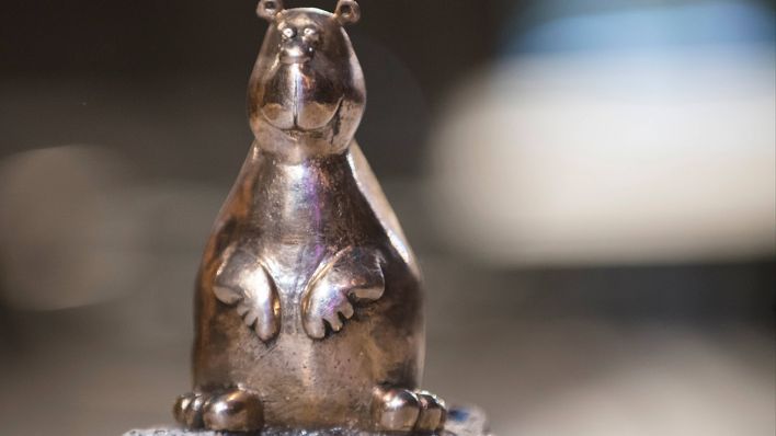Teddy Award, die Trophäe der schwul-lesbischen Filmpreises, der im Rahmen der Berlinale vergeben wird © dpa/Gregor Fischer