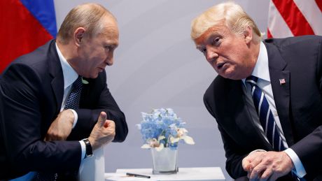 Archivbild: Wladimir Putin (l), Präsident von Russland, und Donald Trump, damals Präsident der USA, unterhalten sich am 07.07.2017 auf dem G20-Gipfel © AP/Evan Vucci