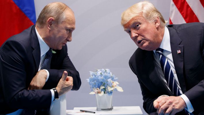Archivbild: Wladimir Putin (l), Präsident von Russland, und Donald Trump, damals Präsident der USA, unterhalten sich am 07.07.2017 auf dem G20-Gipfel © AP/Evan Vucci