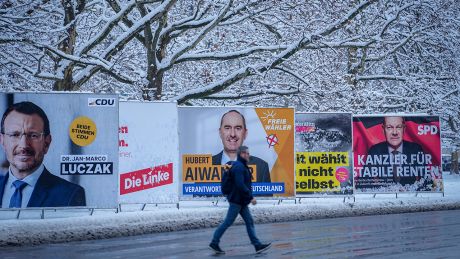 Schneebedeckte Bäume stehen hinter den Wahlplakaten verschiedener Parteien © dpa/Kay Nietfeld
