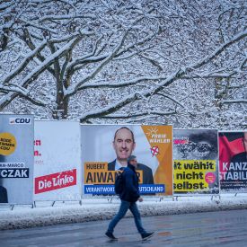 Schneebedeckte Bäume stehen hinter den Wahlplakaten verschiedener Parteien © dpa/Kay Nietfeld