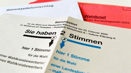 Stimmzettel mit Briefwahlumschlag für die Bundestagswahl 2025 © radioeins