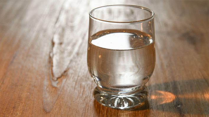 Ein Glas Wasser auf einem Holztisch © picture alliance / KNA | Harald Oppitz