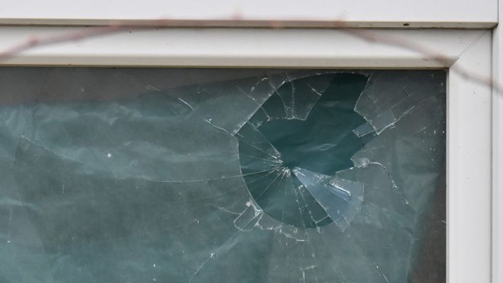 Zerstörte Fensterscheibe in einer Flüchtlingsunterkunft © picture alliance/dpa | Sebastian Gollnow