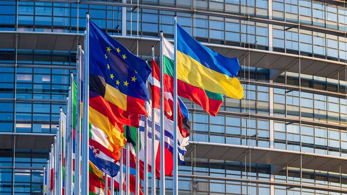 Flaggen der Europäischen Union und ihrer Mitgliedstaaten und der Ukraine © IMAGO/Ardan Fuessmann