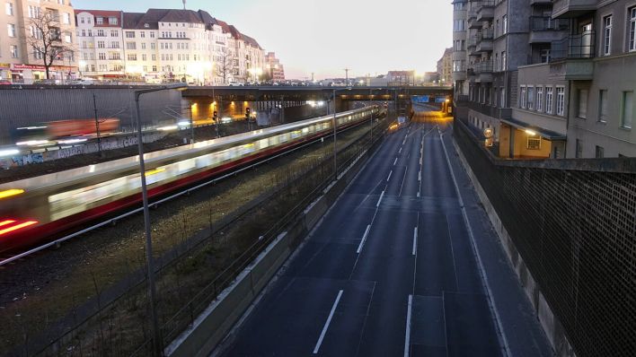 Kein Verkehr auf der A100 in Richtung Norden wegen der gesperrten Ringbahnbrücke © IMAGO/Frank Sorge