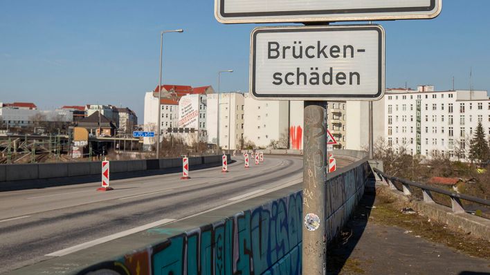 Hinweis auf Brückenschäden an der Berliner Ringbahnbrücke