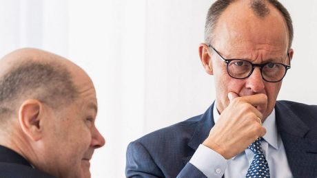 Der amtierende Bundeskanzler Olaf Scholz (SPD, li.) unterhält sich im Bundeskanzleramt mit dem künftigen Kanzler Friedrich Merz, Vorsitzender der CDU © Guido Bergmann/Bundesregierung/dpa