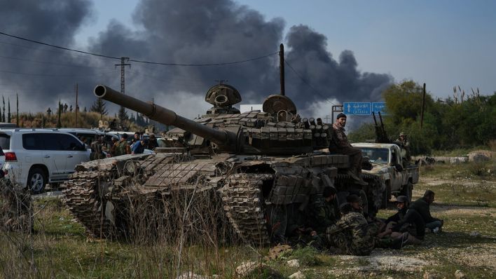 Die syrischen Streitkräfte rücken mit schweren Waffen in die Dörfer im Umland von Latakia vor, um gegen Anhänger des gestürzten syrischen Präsidenten al-Assad zu kämpfen © Moawia Atrash/dpa