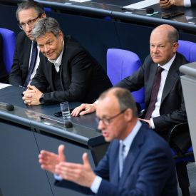Robert Habeck (Bündnis 90/Die Grünen) und Olaf Scholz (SPD) verfolgen eine Rede von Friedrich Merz (CDU) im Bundestag © Bernd von Jutrczenka/dpa