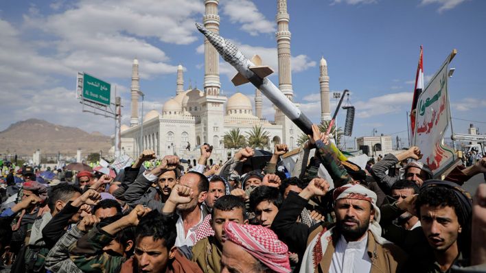 Huthi-Anhänger skandieren Slogans während einer Anti-USA- und Anti-Israel-Kundgebung in Sanaa, Jemen © Osamah Abdulrahman/AP/dpa