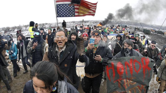 Zahlreiche Gegner des Weiterbaus der Dakota Access Pipeline verlassen das "Oceti Sakowin" Protestlager vor der von den Behörden gesetzten frist zur Räumung, am 22.02.2017 in Cannon Bell, North Dakota (USA) © Mike Mccleary/The Bismarck Tribune/AP/dpa