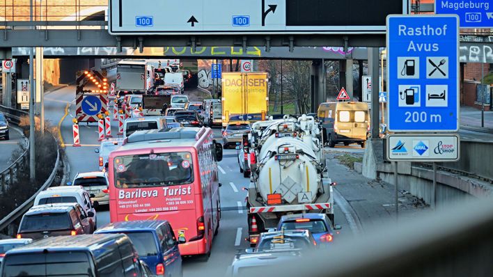 Die Ringbahnbrücke der A100 im Westen Berlins ist seit Mittwochabend aus Sicherheitsgründen in nördlicher Richtung voll gesperrt. Untersuchungen hatten ergeben, dass die Brück aus statischen Gründen nicht mehr befahrbar ist © Sebastian Gollnow/dpa