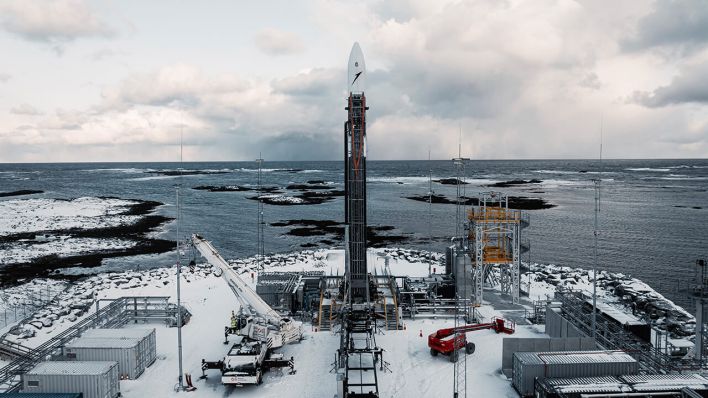 Auf einem von Isar Aerospace, Photo Wingmen Media, zur Verfügung gestellten Foto steht die Trägerrakete "Spectrum" von Isar Aerospace am 20. März 2025 auf einer Startrampe im Andoya Spaceport in Nordmela auf der Insel Andøya, Norwegen © Simon Fischer/Isar Aerospace, Photo Wingmen Media/AP/dpa
