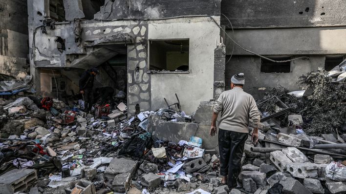 Palästinenser suchen in den Trümmern ihrer zerstörten Häuser nach den israelischen Luftangriffen nach ihren Habseligkeiten © picture alliance/dpa|Abed Rahim Khatib