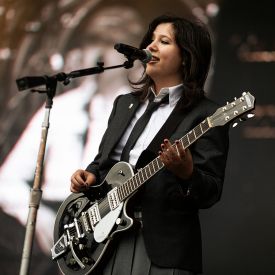 Lucy Dacus bei einem Konzert (hier mit ihrer Band Boygenius) in Paris 2023 © IMAGO / ZUMA Press Wire