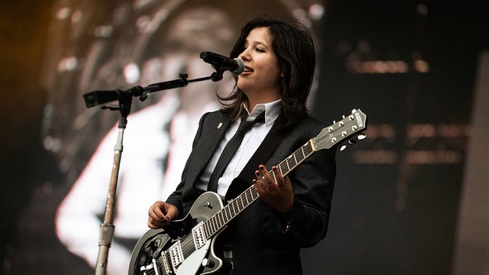 Lucy Dacus bei einem Konzert (hier mit ihrer Band Boygenius) in Paris 2023 © IMAGO / ZUMA Press Wire