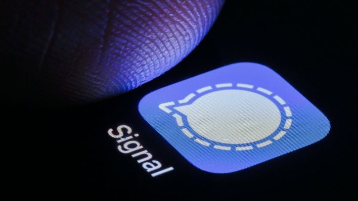 Die App von Signal auf Smartphone © IMAGO/photothek