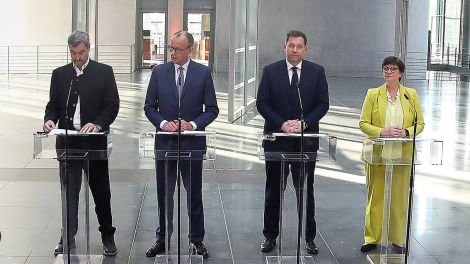 Markus Söder, Friedrich Merz, Lars Klingbeil und Saskia Esken treten am 8.3.2025 vor die Presse © IMAGO/dts Nachrichtenagentur