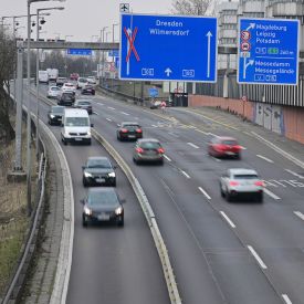 Berlin: Autos fahren auf der A100 an der Messe in beiden Richtungen auf ser Fahrbahn Richtung Süden © picture alliance/dpa|Sebastian Gollnow