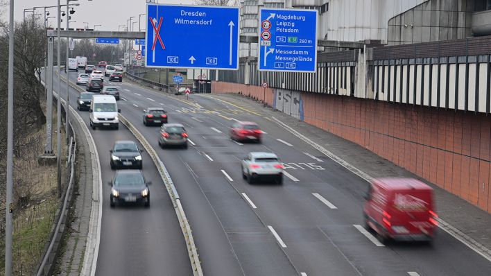 Berlin: Autos fahren auf der A100 an der Messe in beiden Richtungen auf ser Fahrbahn Richtung Süden © picture alliance/dpa|Sebastian Gollnow