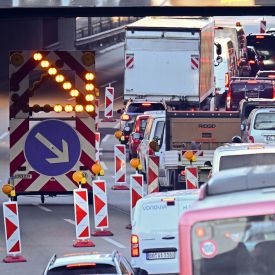 Autos stehen auf der A100 in Richtung der gesperrten Brücke an der Messe im Stau © picture alliance/dpa|Sebastian Gollnow