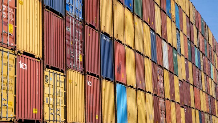 Symbolfoto: Schiffscontainer stapeln sich im Hafen © IMAGO / Chris Emil Janßen