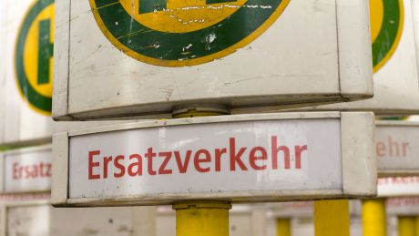 BVG-Haltestelle: Auf einem Schild steht "Ersatzverkehr" © picture-alliance/ZB|Arno Burgi
