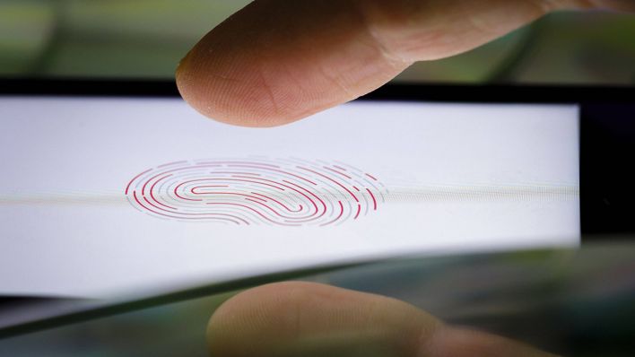 Ein Fingerabdruck wird auf dem Display eines Smartphones angezeigt © IMAGO / photothek