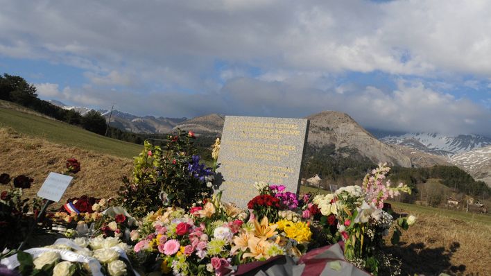 An einer Gedenktafel für die Opfer des Germanwings-Absturzes in den französischen Alpen liegen Blumen (Archivbild) © imago images/ABACAPRESS