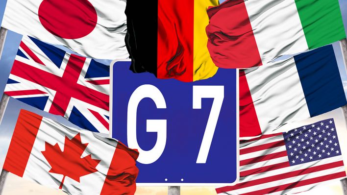 Symbolisches Bild der G7-Staaten mit Flaggen der Mitgliedsländer © IMAGO / Bihlmayerfotografie