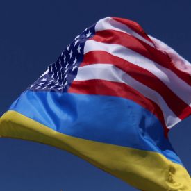 Fahne aus US- und ukrainischer Flagge © IMAGO / Light Studio Agency