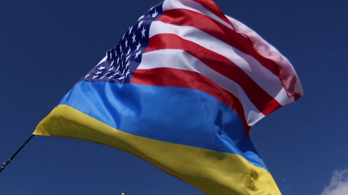 Fahne aus US- und ukrainischer Flagge © IMAGO / Light Studio Agency