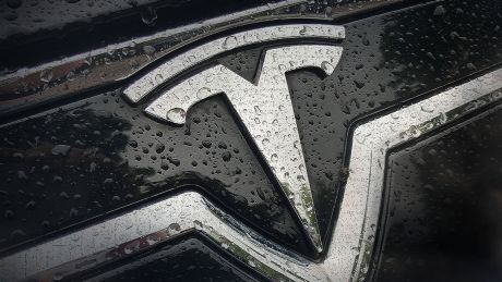 Regentropfen auf einem Tesla © IMAGO / Sven Simon