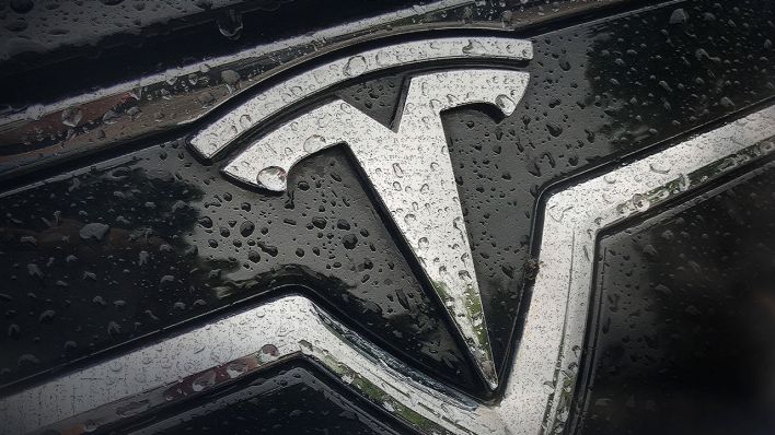 Regentropfen auf einem Tesla © IMAGO / Sven Simon