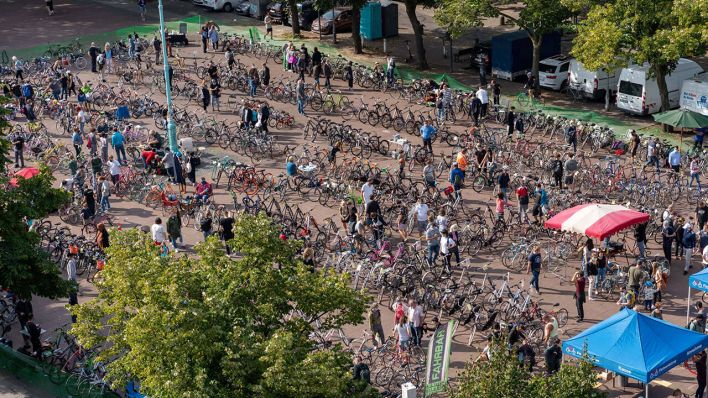 Fahrradmarkt für gebrauchte Fahrräder in Berlin-Schöneberg © imago images/Fotostand