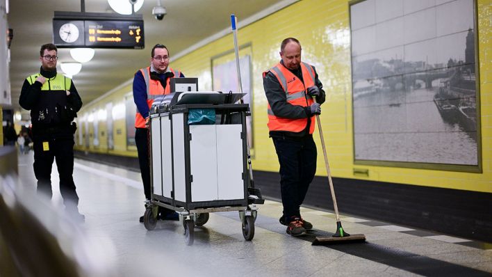 Ein Sicherheitsmitarbeiter der BVG geht am 14.04.2025 mit einer Reinigungsstreife durch den Bahnhof Jannowitzbrücke © dpa/Sebastian Gollnow