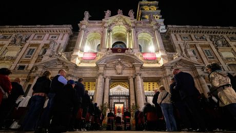 Menschen nehmen am 24.04.2025 an einem Rosenkranzgebet vor der Basilika Santa Maria Maggiore teil, in der der verstorbene Papst Franziskus beigesetzt werden soll © AP/Andreea Alexandru