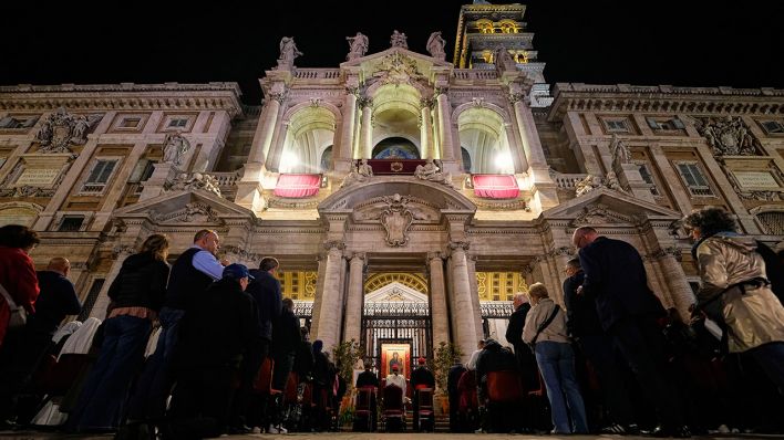 Menschen nehmen am 24.04.2025 an einem Rosenkranzgebet vor der Basilika Santa Maria Maggiore teil, in der der verstorbene Papst Franziskus beigesetzt werden soll © AP/Andreea Alexandru