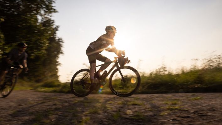 Zwei Fahrradfahrer unterwegs mit Gravelbikes © IMAGO/Funke Foto Services