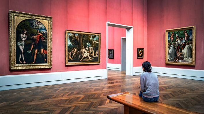 Eine Museumsbesucherin in der Gemäldegalerie © IMAGO/Jürgen Ritter