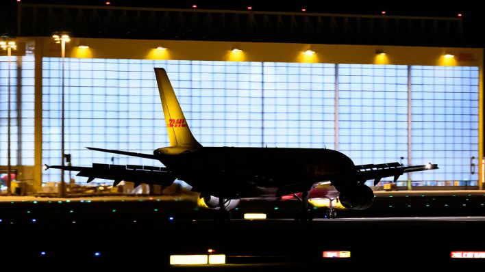 Mit dem DHL-Drehkreuz der Post-Tochter DHL zählt der Flughafen Leipzig/Halle zu einer der weltweit wichtigsten Zentren der Luftfracht © picture alliance/dpa | Hendrik Schmidt